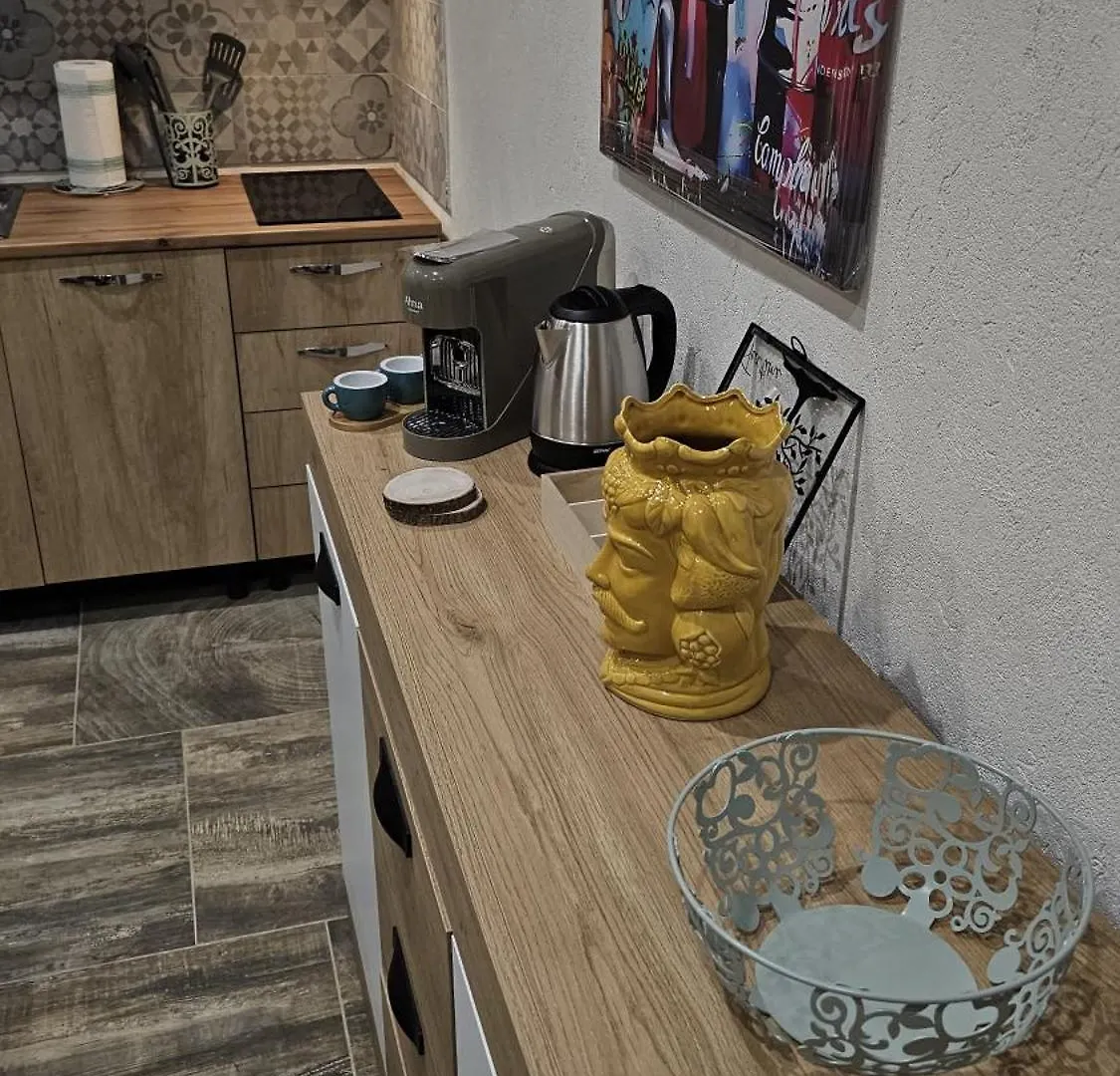 איסולה דלה פמינה Isula Seaview Apartments